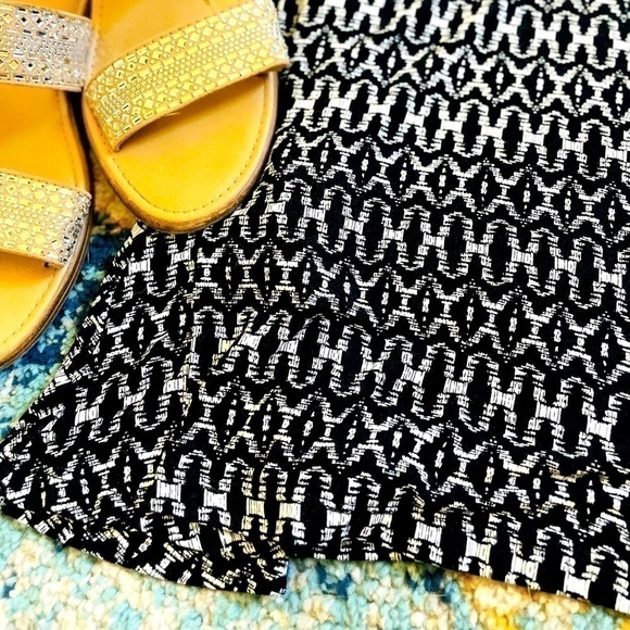 Stretch long sleeve black and white print dress - Picture 2 of 5